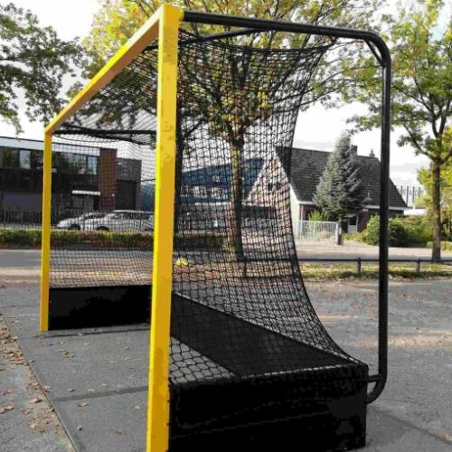 Hockeydoel Superior UB 8 Ontdek het ultieme in hockeydoelen met de Superior UB. Voor degenen die enkel het beste accepteren, biedt dit doel een ongeëvenaarde combinatie van duurzaamheid, precisie en kwaliteit. Met zijn hoogwaardige constructie en professionele uitstraling is de Superior UB het ultieme statement van toewijding aan het hockeyspel.