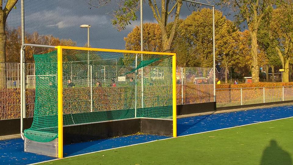 Hockeydoelnetten WK-model 3 Onze knooploze hockeydoelnetten WK-model in onze aluminium WK- hockeydoelen met geel gepoedercoat frame..