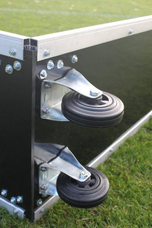 Jeugdhockeydoel, hockeyschot 2 Door de soepel lopende transportwielen zijn deze hockeyschoten - jeugdhockeydoelen eenvoudig te verplaatsen.