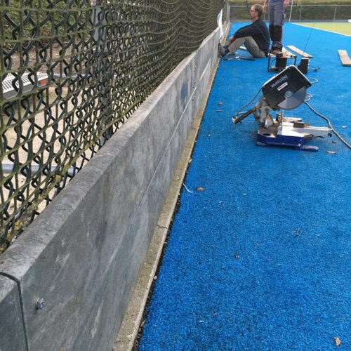 Slagplank Rubber granulaat Hockey 38 2 rijen slagplanken op elkaar. Een hoogte van maar liefst 52 cm. voor een bijzonder scherpe prijs. Onze massieve regeneraat slagplanken met een dikte 5 cm.