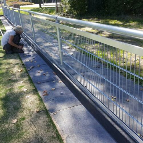 Slagplank Rubber granulaat Hockey 31 Massieve hockey slagplanken met een dikte van 5 cm. Tevens kunt u voor de afgebeelde veldafscheiding en voor de reclamebord-ophangrails bij ons terecht.