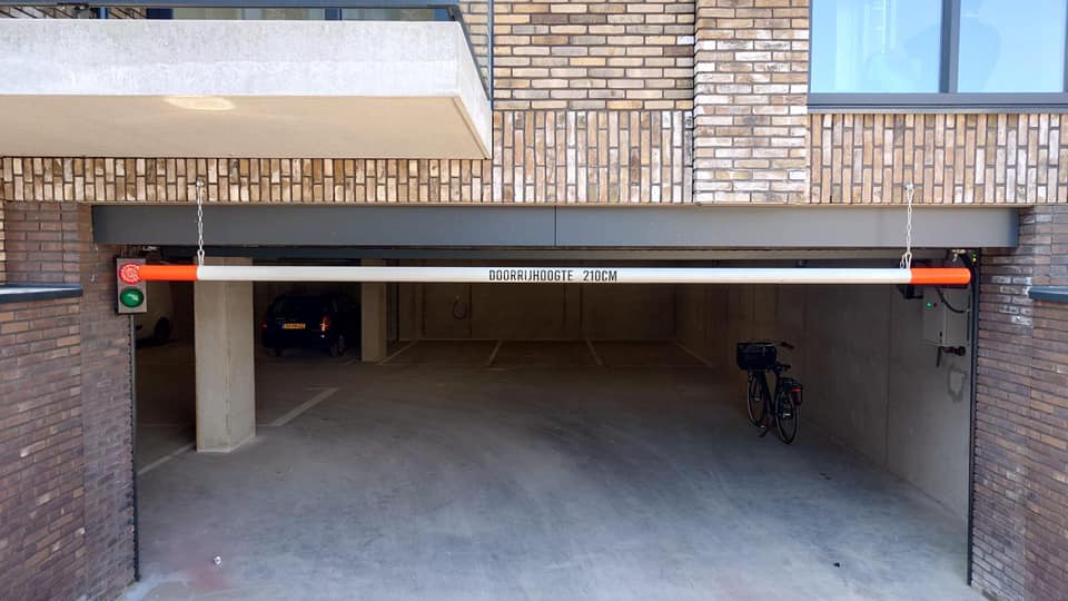 Barrière aanrijdbalk 6 Hoogtebalken voor parkeergarages. Diverse uitvoeringen mogelijk.
