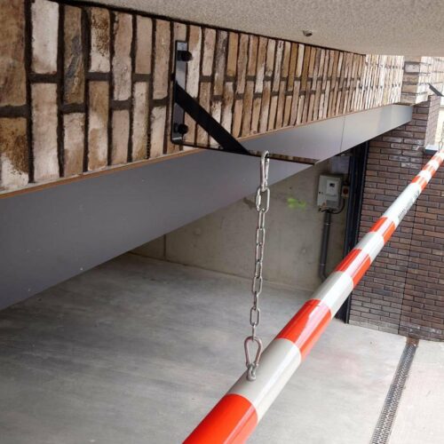 Barrière aanrijdbalk 14 Hoogtebalk aan ketting. Voordelig en duurzame ingangsbeveiliging