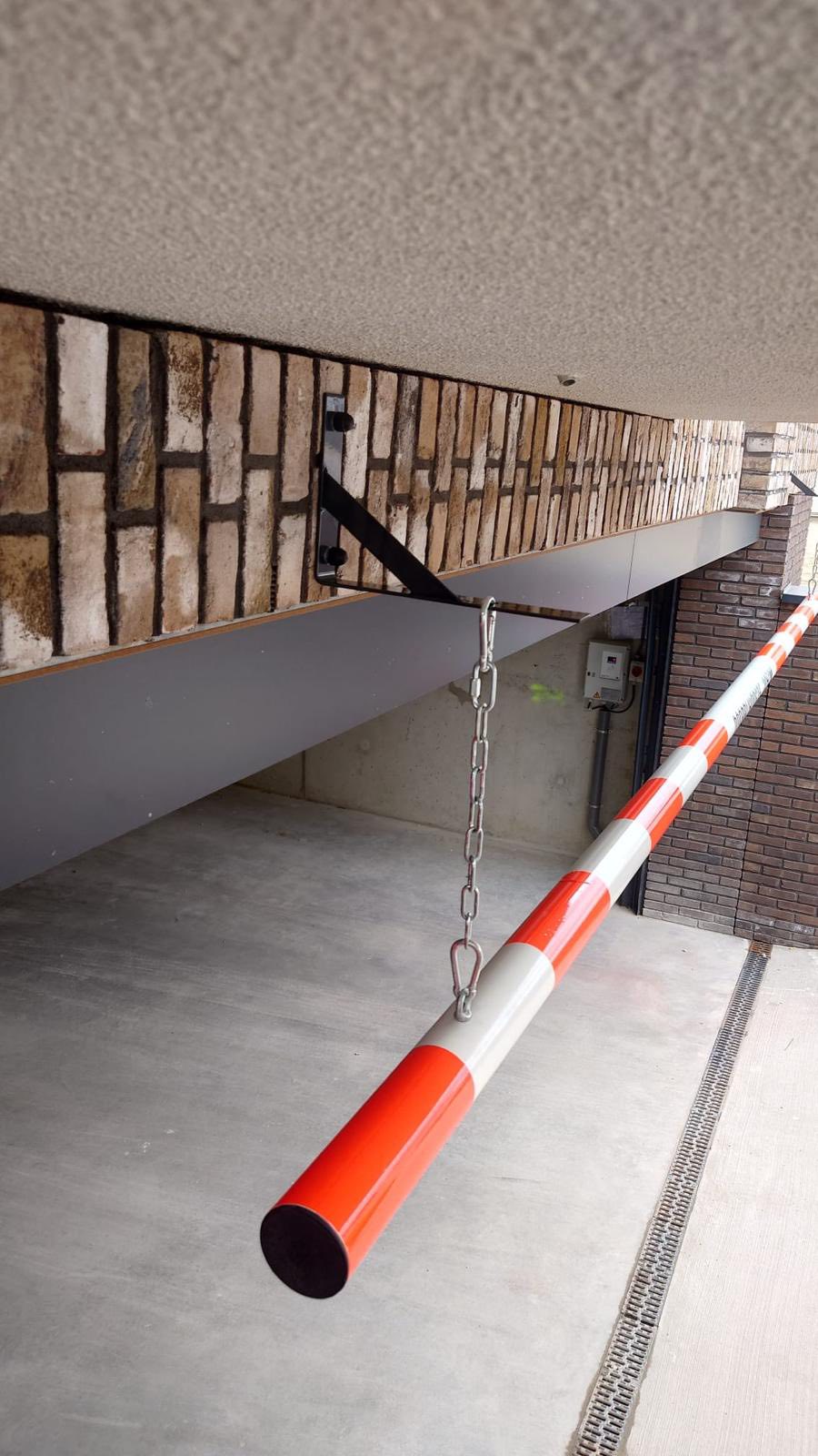 Barrière aanrijdbalk 7 Hoogtebalk aan ketting. Voordelig en duurzame ingangsbeveiliging