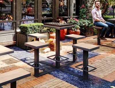 Ideaal voor uw buiten. Horecaset met 4 krukken model Vela