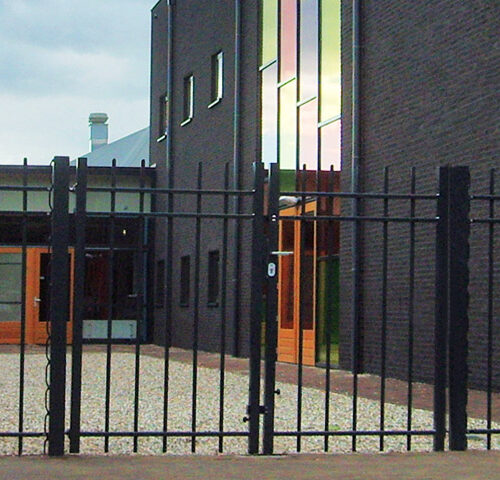 Draaipoorten 16 Functionele en stijlvolle draaipoorten voor elk terrein. Hoogwaardige afwerking, op maat gemaakt en volledig getest door Nederlandse vakmensen.