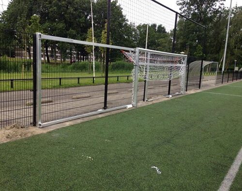 Wegdraaibaar jeugd voetbaldoel: JVD165 13 Voetbaldoelen, model JVD165. Zwaar uitgevoerd en ingeklapt neemt dit duurzame jeugd voetbaldoel, nauwelijks ruimte in.