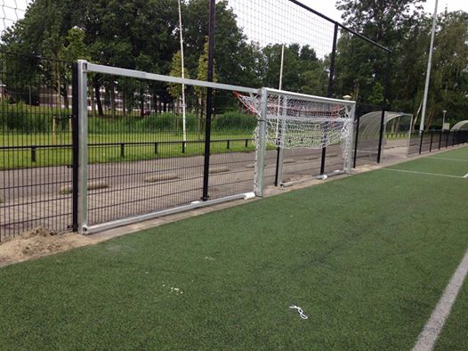 Wegdraaibaar jeugd voetbaldoel: JVD165 4 Voetbaldoelen, model JVD165. Zwaar uitgevoerd en ingeklapt neemt dit duurzame jeugd voetbaldoel, nauwelijks ruimte in.