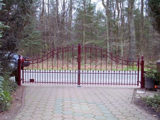 Draaipoorten 9 Veilige en stijlvolle draaipoorten volledig op maat gemaakt. Thermisch verzinkt, onderhoudsarm en ideaal voor bedrijfs- en industrieterreinen.