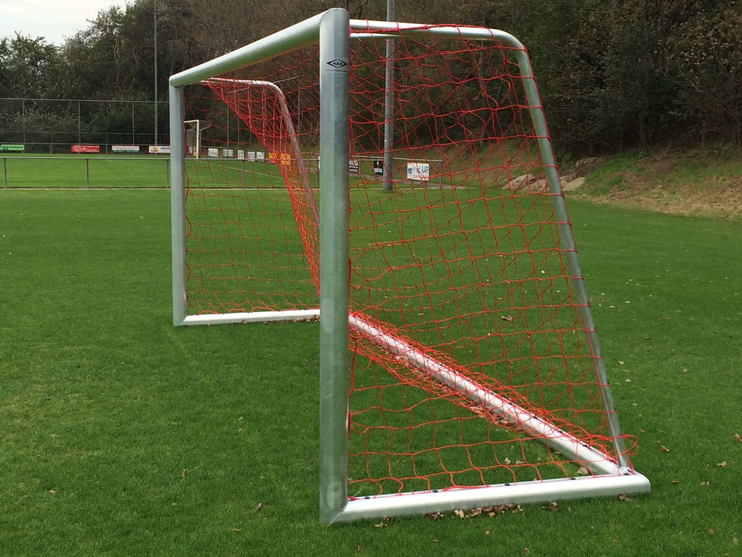 Pupillen voetbaldoel JVD180 13 Onze verplaatsbare jeugd voetbaldoelen uit de JVD180-serie zijn leverbaar in 5 x 2 m. en 6 x 2 m. uitvoeringen