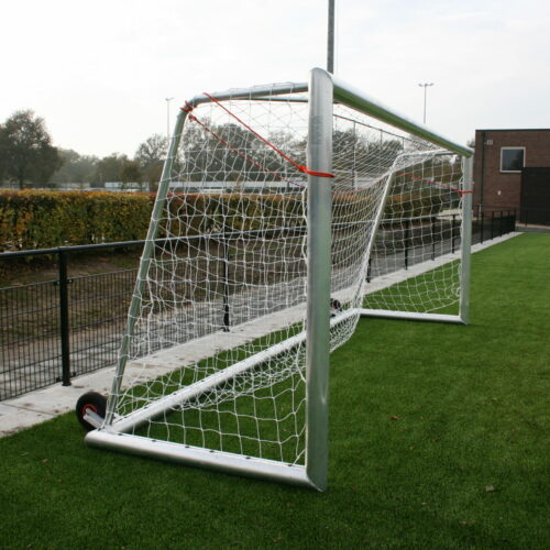 Pupillen voetbaldoel JVD180 41 Voor het eenvoudig verplaatsen van deze jeugd voetbaldoelen kunt u kiezen uit verschillende mogelijkheden. Hier is gekozen voor transportwielen aan de achterzijde van het jeugd voetbaldoel.