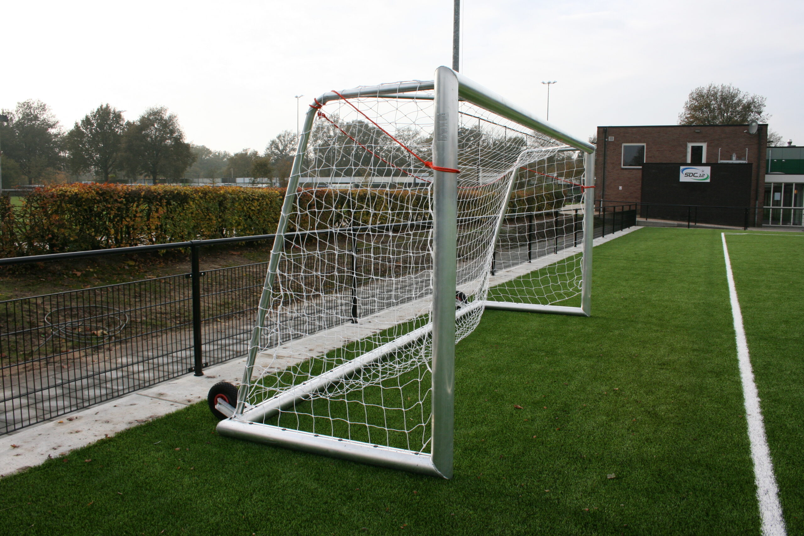 Pupillen voetbaldoel JVD180 11 Voor het eenvoudig verplaatsen van deze jeugd voetbaldoelen kunt u kiezen uit verschillende mogelijkheden. Hier is gekozen voor transportwielen aan de achterzijde van het jeugd voetbaldoel.