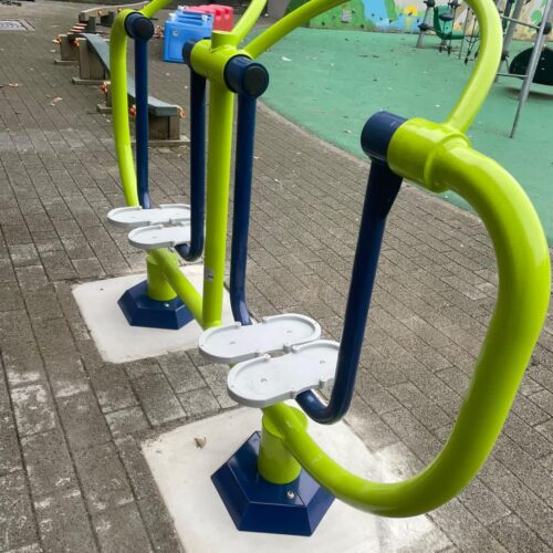 kinderfitness Air Walker 5 Kinder buitenfitnesstoestellen: Airwalkers. Naast de groen-blauwe kleur op aanvraag ook in diverse andere kleurstellingen leverbaar.