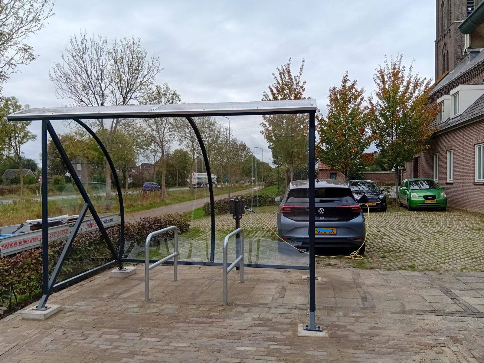 Fietsoverkapping BF1000 - AANBIEDING 55 Fietsoverkapping BF1000 in Deursen-Dennenurgh. Klein maar fijn. Duurzaam en voordelig droog fietsparkeren.