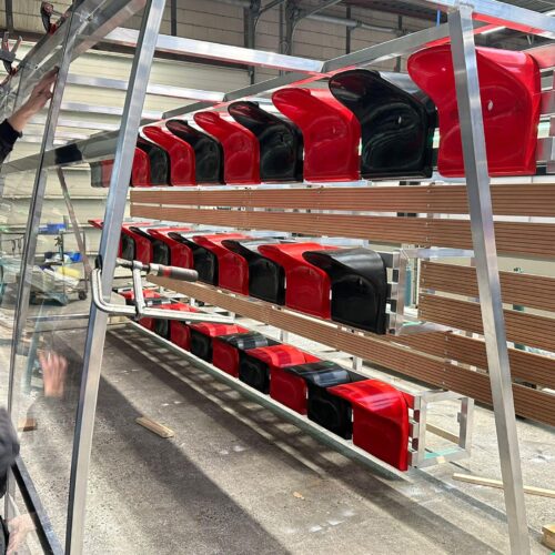 Tribune Sienna 32 De levering van een 6 meter uitvoering van deze leuke tribune in Beerzerveld. Ook wel toeschouwer dug-out genoemd.