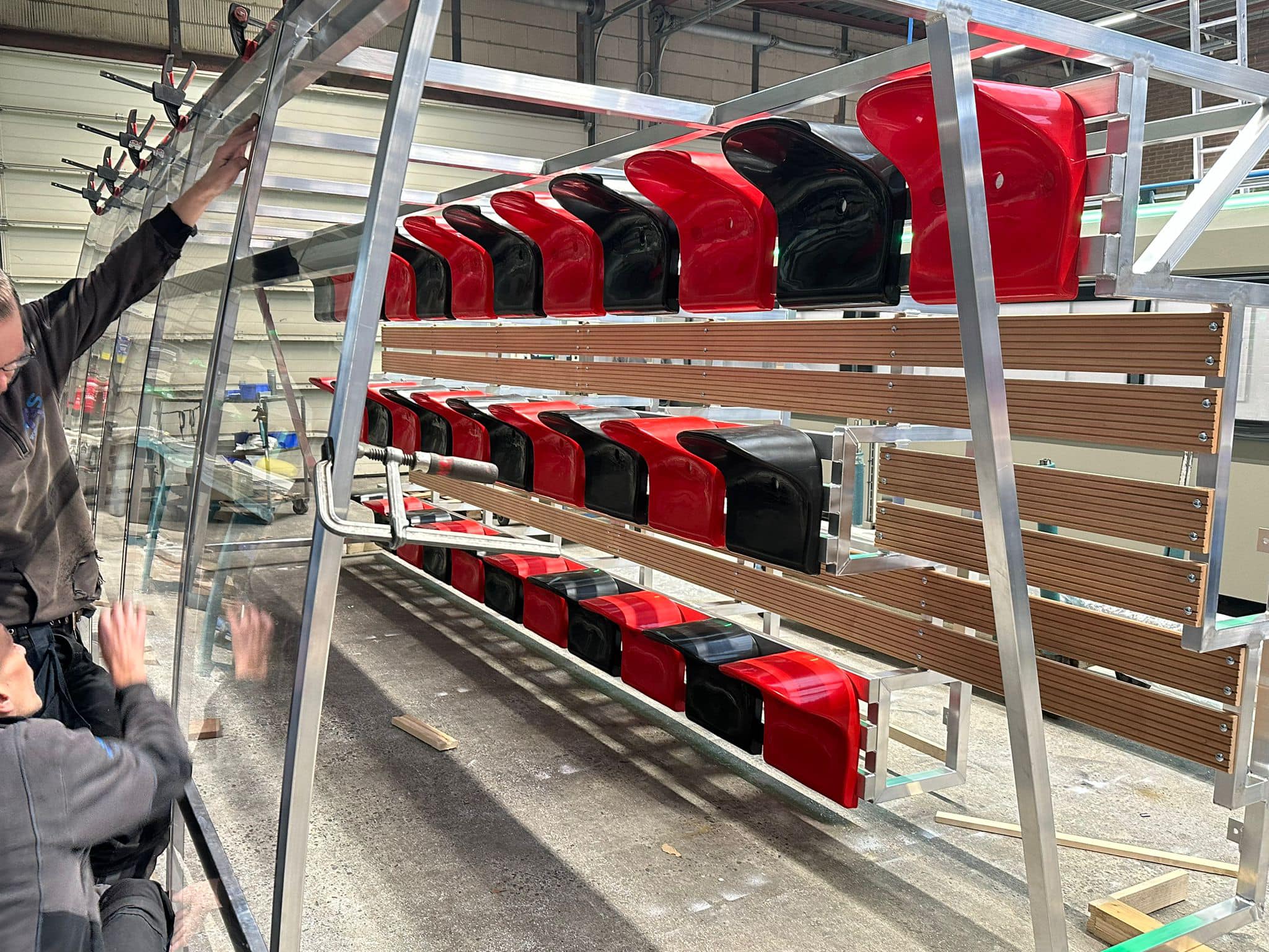 Tribune Sienna 14 De levering van een 6 meter uitvoering van deze leuke tribune in Beerzerveld. Ook wel toeschouwer dug-out genoemd.