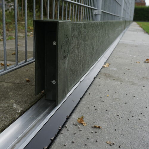 Slagplank hockey GM2.0 4 Deze slimme kantopsluiting helpt gemeenten bij het naleven van hun zorgplicht om infill binnen het veld te houden en speelt een actieve rol in het tegengaan van de verspreiding van microplastics in het milieu.