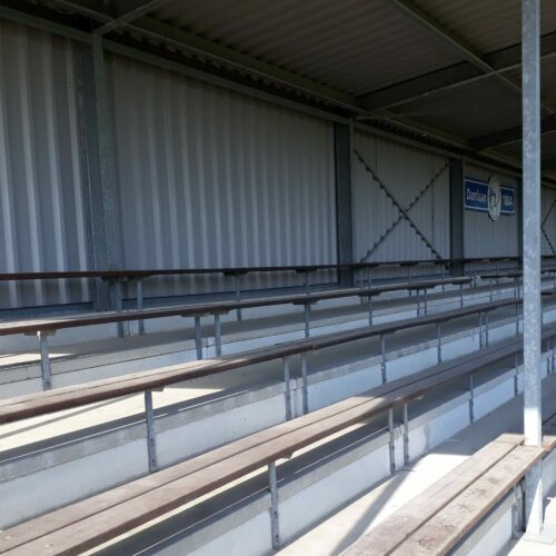 Tribune model Live 37 U kunt bij deze tribune-serie ook kiezen voor kuipstoelen in uw clubkleuren, maatwerk - vakwerk.