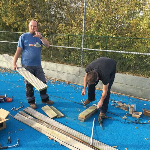 Slagplank Rubber granulaat Hockey 43 Eenvoudige montage en leuk om te doen met een paar handige vrijwilligers. Maar vanzelfsprekend kunnen wij ook de montage verzorgen.