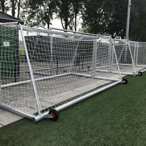 Pupillen voetbaldoel JVD200 10 Soepel lopende wielen aan de achterzijde zorgen ervoor dat het voetbaldoel nog eenvoudig te transporteren is. Deze pupillen doelen staan op de trainingsvelden bij FC Groningen