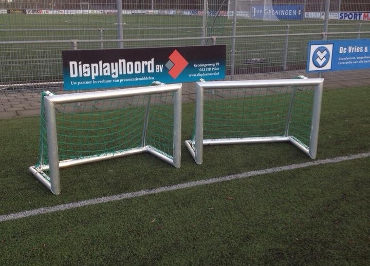 Stel mini doelnetten, JVN195 3 Afgebeeld de 1.2 x 0.8 m uitvoering van deze mini doelnetten, kleur groen.