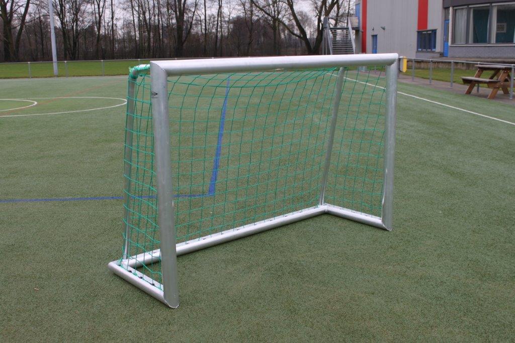 Stel mini doelnetten, JVN195 2 Afgebeeld de 1.8 x 1.2 m uitvoering van deze mini doelnetten, kleur groen. Geknoopt Pe, dus zeer duuzaam.