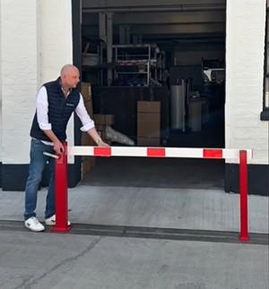 Onze compacte handbediende slagboom is de ideale keuze voor het afsluiten van parkeerterreinen, het beschermen van boswegen en het veiligstellen van toegangen tot interne bedrijfsterreinen.