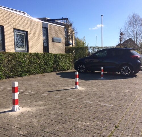 Mini parkeerpalen met driekantslot en sleutel. Ideale bescherming van u parkeerplaatsen.