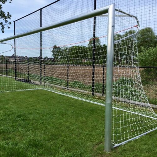 Opklapbare netbeugel voor seniorendoelen 12 Onze opklapbare netbeugels passen op zowel P-model voetbaldoelen als WK-model voetbaldoelen.