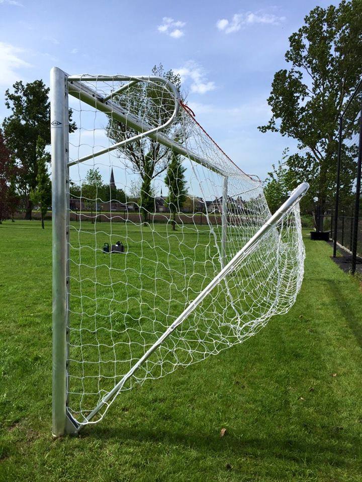 Opklapbare netbeugel junior 1 Opklapbare grondbeugel voor vaststaande jeugdvoetbaldoelen 5 x 2m. Ook wel maaibeugels genoemd.