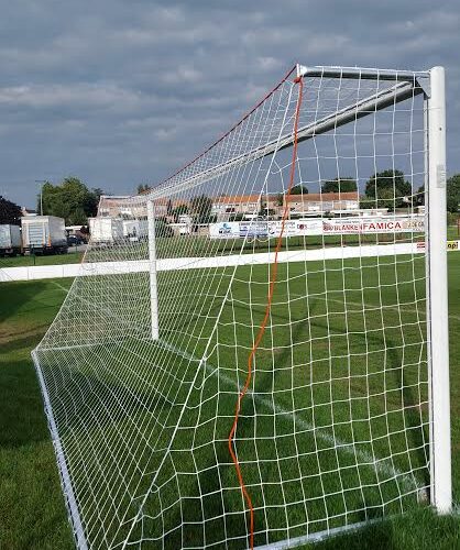 Opklapbare netbeugel voor seniorendoelen 11 De opklapbare netbeugels, grondbeugels op ons topmodel P-voetbaldoel. Nethakenloos doelprofiel en verlaagde hoekverbindingen.