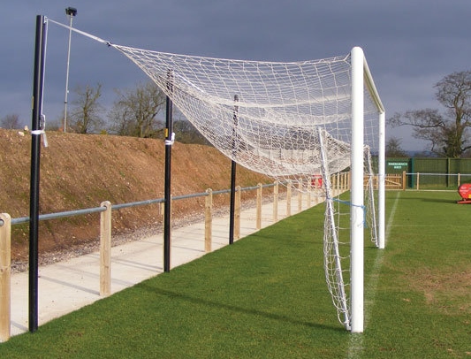 Opklapbare netbeugel voor seniorendoelen 2 Voetbaldoel VD120. Onze opklapbare netbeugels, grondbeugels passen op al onze senioren voetbaldoelen.