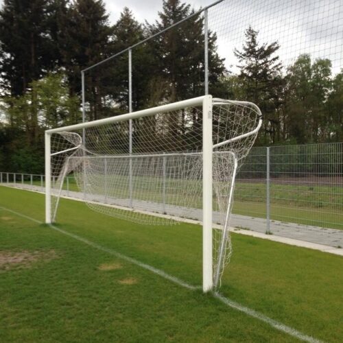 Opklapbare netbeugel voor seniorendoelen 16 Voetbaldoel VD111. Onze opklapbare netbeugels gemonteerd op onze VD111 senioren voetbaldoelen. Ideaal tijdens het grasmaaien