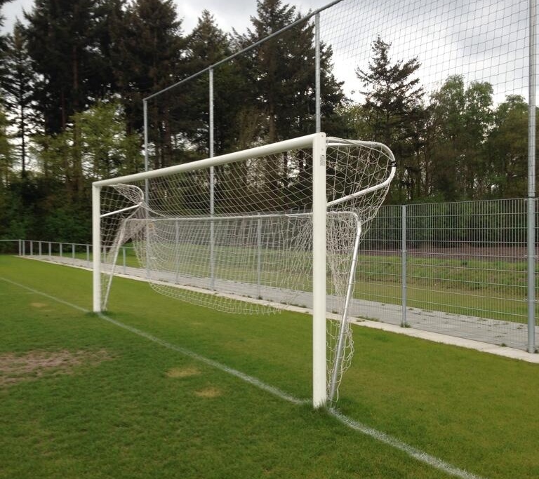 Opklapbare netbeugel voor seniorendoelen 8 Voetbaldoel VD111. Onze opklapbare netbeugels gemonteerd op onze VD111 senioren voetbaldoelen. Ideaal tijdens het grasmaaien