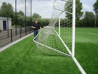 Opklapbare netbeugel voor seniorendoelen 1 Onze opklapbare netbeugels, grondbeugels voor senioren voetbaldoelen. Verrassend voordelig!