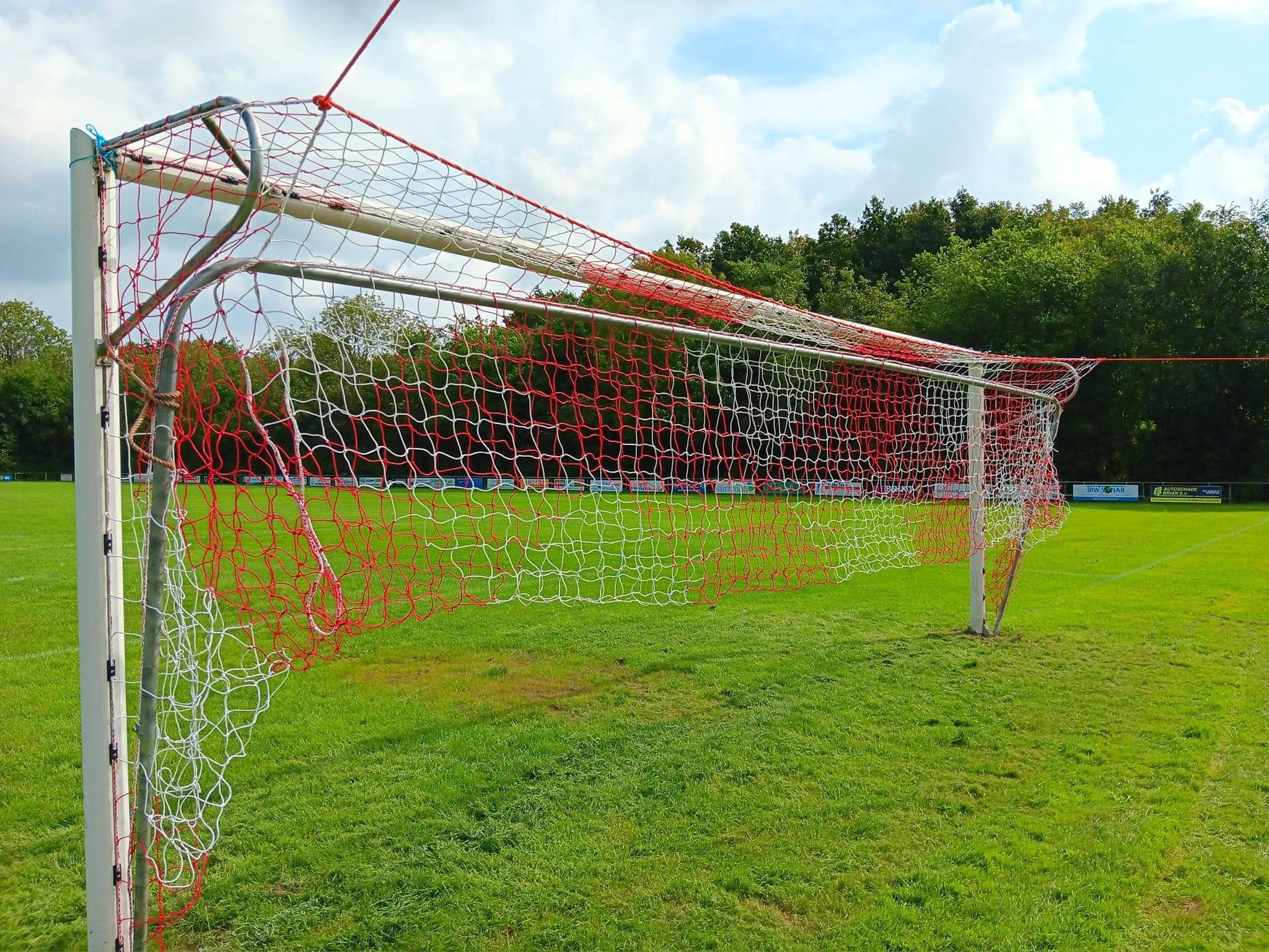 Opklapbare netbeugel voor seniorendoelen 9 Geef uw sportveld optimaal onderhoudsgemak met onze opklapbare netbeugel / maaibeugel.