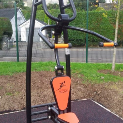 Buiten fitnesstoestel Chest Press & Pull Down Combo 10 De Chest Press. Dit duurzame buiten fitness toestel is leverbaar in diverse kleuren. En in een enkele (de afgebeelde) en in een dubbele uitvoering.
