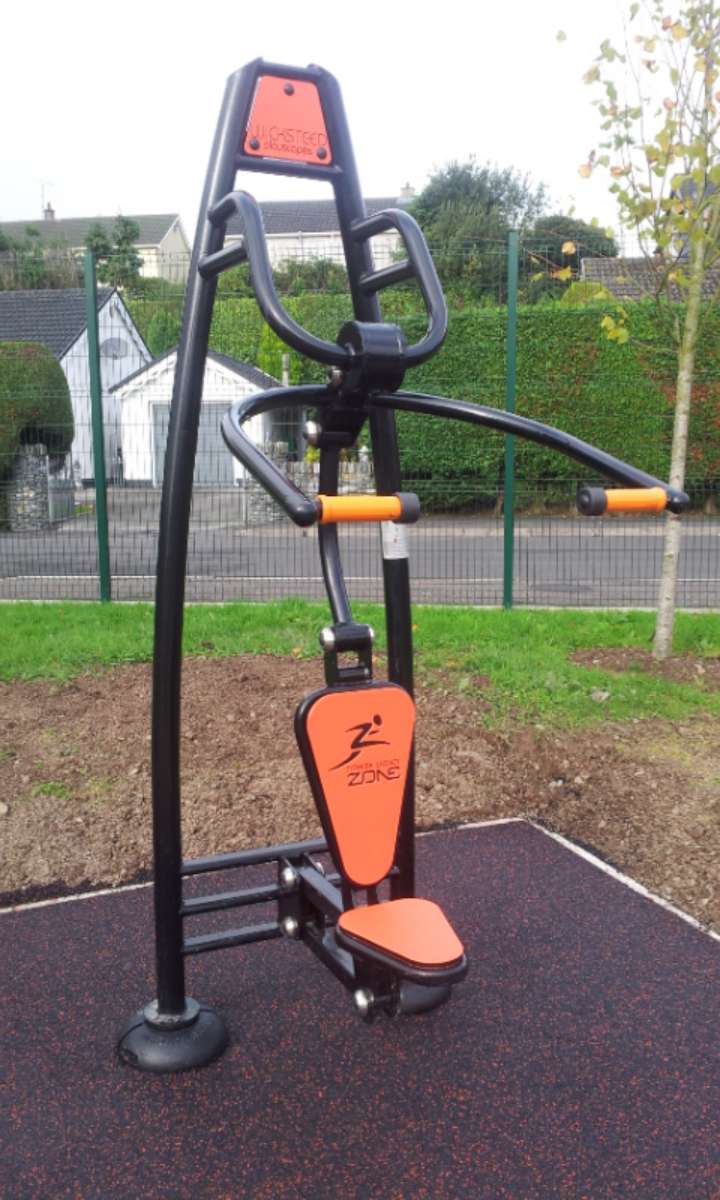 Buiten fitnesstoestel Chest Press & Pull Down Combo 3 De Chest Press. Dit duurzame buiten fitness toestel is leverbaar in diverse kleuren. En in een enkele (de afgebeelde) en in een dubbele uitvoering.