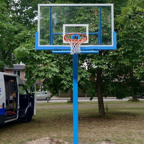 Basketbalpaal PROFI-outdoor 117 Deze staat in Leiden. Onze Profi, Een professionele outdoor basketbalpaal met plexiglas wedstrijdbord – gemaakt voor intensief gebruik.