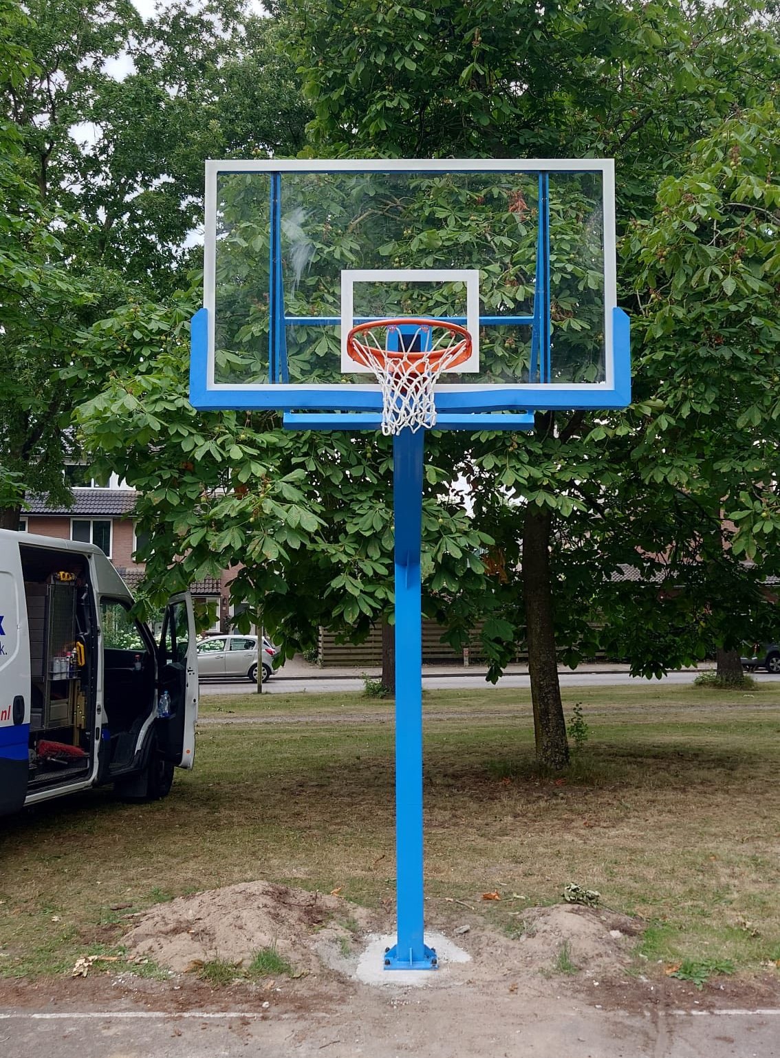 Basketbalpaal PROFI-outdoor 59 Deze staat in Leiden. Onze Profi, Een professionele outdoor basketbalpaal met plexiglas wedstrijdbord – gemaakt voor intensief gebruik.