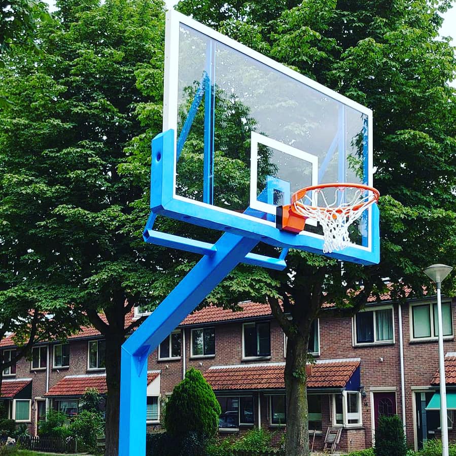 Basketbalpaal PROFI-outdoor 39 De ideale outdoor basketbalpaal voor pleintjes basketbal en het gewone basketbalspel. Topsegment outdoor basketbalpalen.