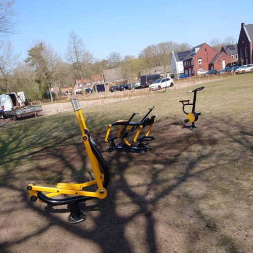 Buiten fitnesstoestel Chest Press & Pull Down Combo 14 FZL’s topsegment buiten fitnesstoestellen zijn geschikt voor zware, intensieve trainingen en duurzaam buitengebruik.