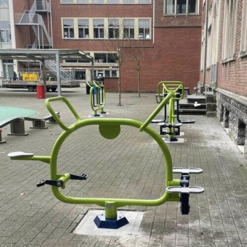 Kinderfitness de Dubbele Airwalker 12 kindvriendelijk fitnesstoestel. Het robuuste buizenframe van de Dubbele Airwalker voor kinderen garandeert veiligheid, stabiliteit en jarenlang speelplezier.