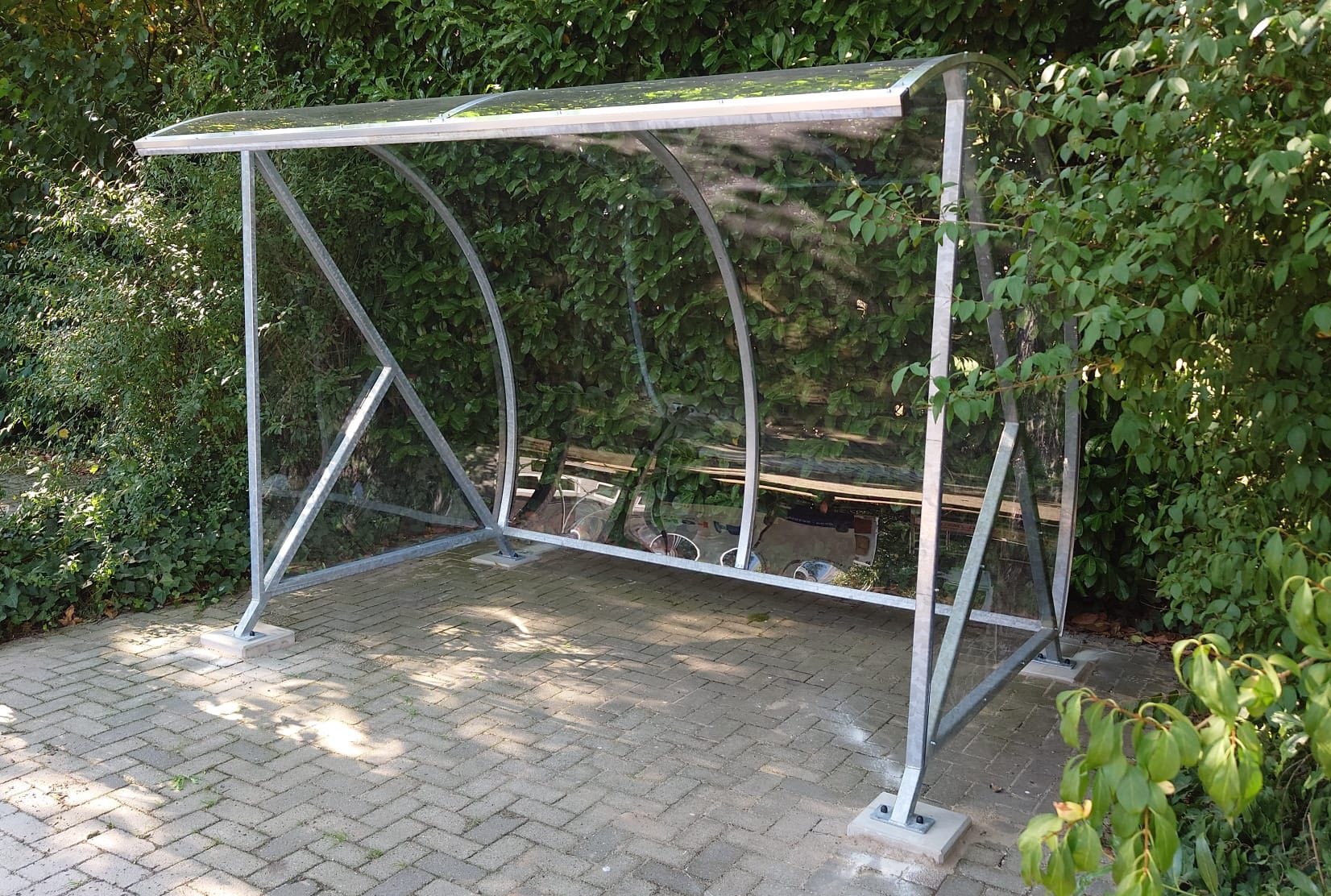 Fietsoverkapping BF1000 - AANBIEDING 35 Topaanbieding: stevige fietsoverkapping voor een scherpe prijs, perfect voor bedrijven, scholen en sportverenigingen die hun terrein netjes en praktisch willen inrichten.