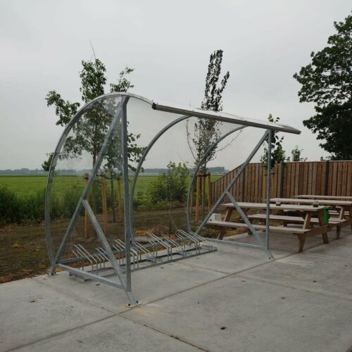 Fietsoverkapping BF1000 - AANBIEDING 88 Fietsoverkapping BF1000 3m Verzinkt in Espel. Met de stijlvolle en functionele fietsoverkapping BF1000 creëert u een nette, veilige en duurzame fietsparkeerplaats op uw terrein, die volledig wordt geïnstalleerd door onze professionele monteurs, zodat u nergens omkijken naar heeft.