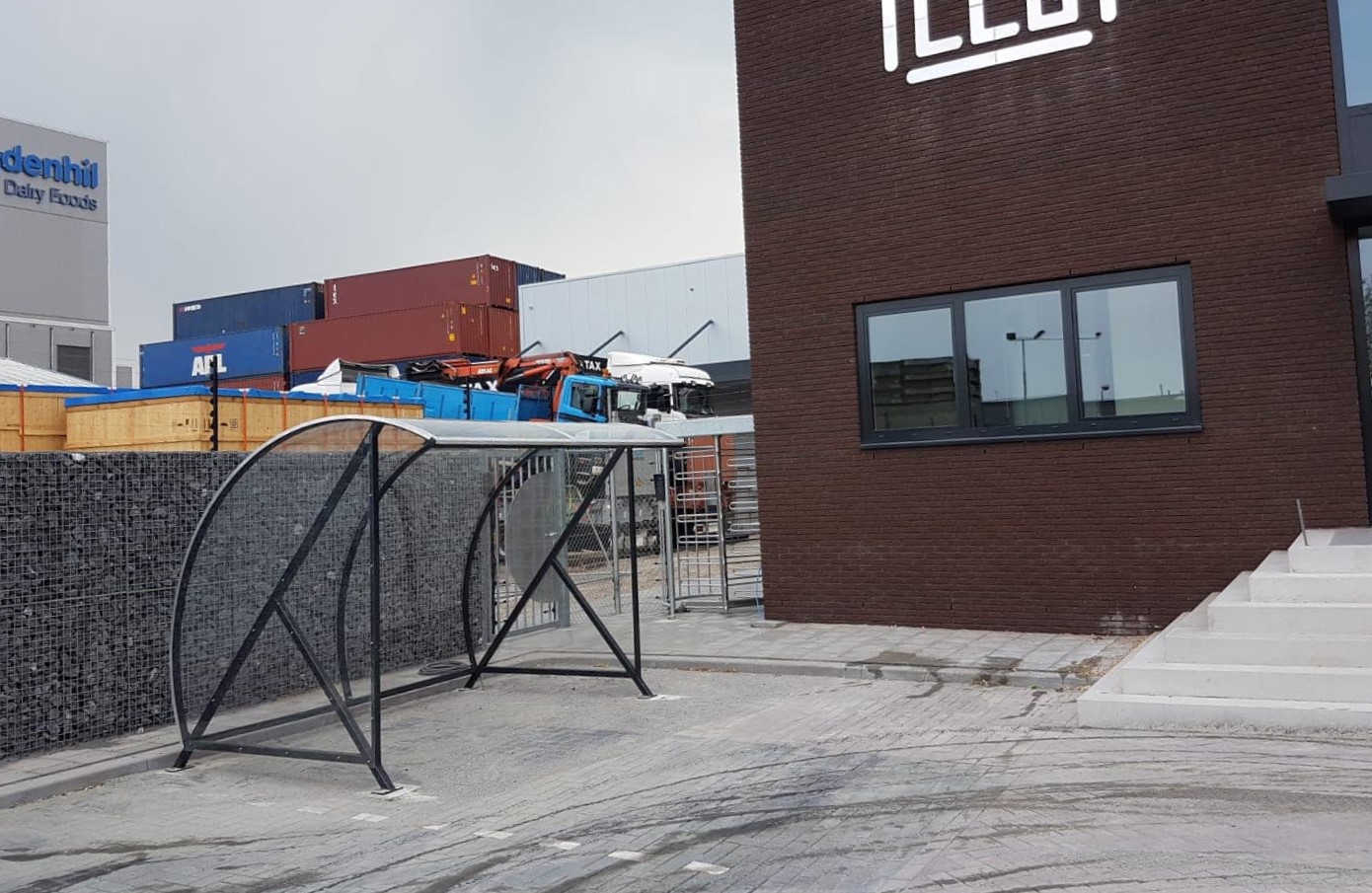 Fietsoverkapping BF1000 - AANBIEDING 11 Afgebeeld een fraaie ral 7016 antraciet-uitvoering van deze fraaie overkapping.