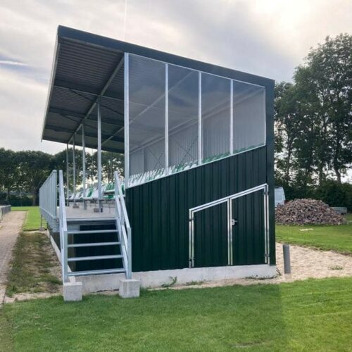 Tribune model Live 56 De live tribunes staan ca 1 meter boven het maaiveld en daardoor heeft iedereen een perfect zicht op het veld.