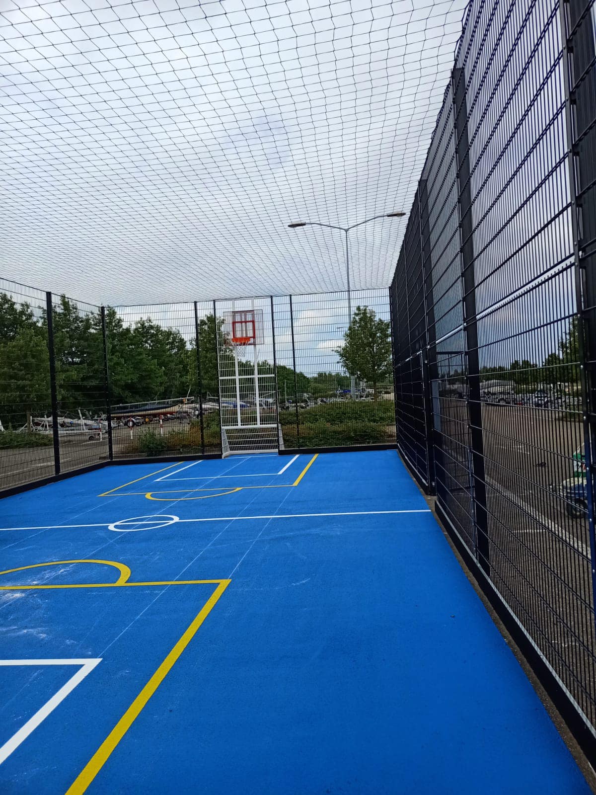 Sportvloercoating 30 Onze expertise in het aanbrengen van sportcoatings en belijningen stelt ons in staat om u te voorzien van een hoogwaardige afwerking die zowel functioneel als visueel aantrekkelijk is, perfect voor elke sportomgeving.