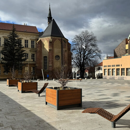 Plantenbak- zitbankcombinatie model Cimi 22 Buiten plantenbak model Cimi is ontworpen met een strakke en moderne uitstraling. Tevens is deze plantenbak is gemaakt van duurzame materialen die bestand zijn tegen verschillende weersomstandigheden