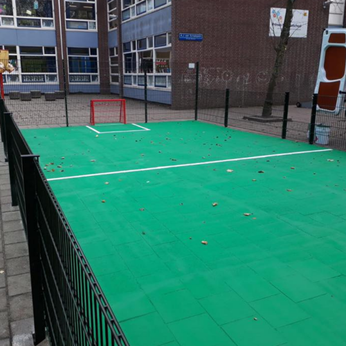 Sportvloercoating 50 Afgebeeld een pannaveld uit onze Premium-serie met groene vloercoating en eenvoudige belijning.